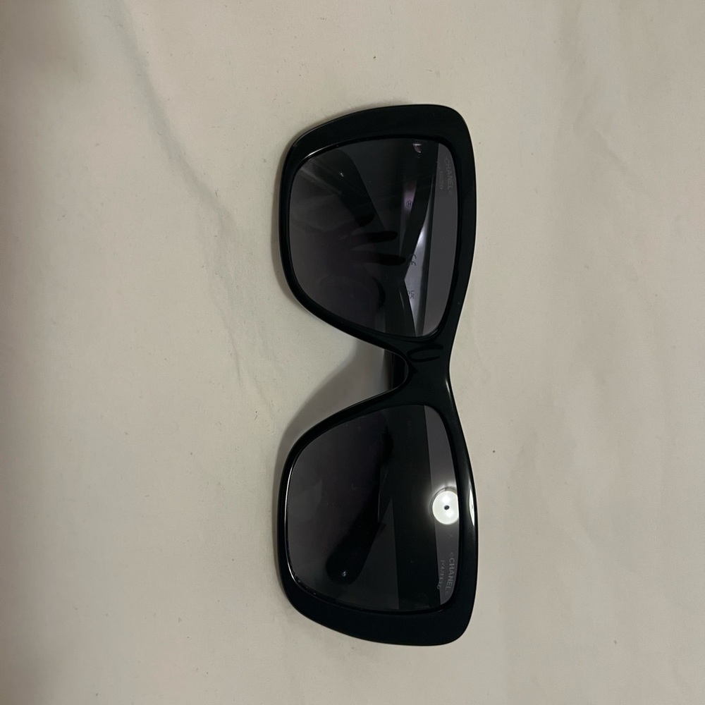 CHANEL Black Sunglasses with Multicolor Logo - Picture 5 of 8